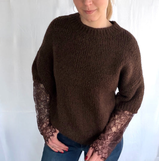 Brauner Pullover mit spitzen Ärmeln