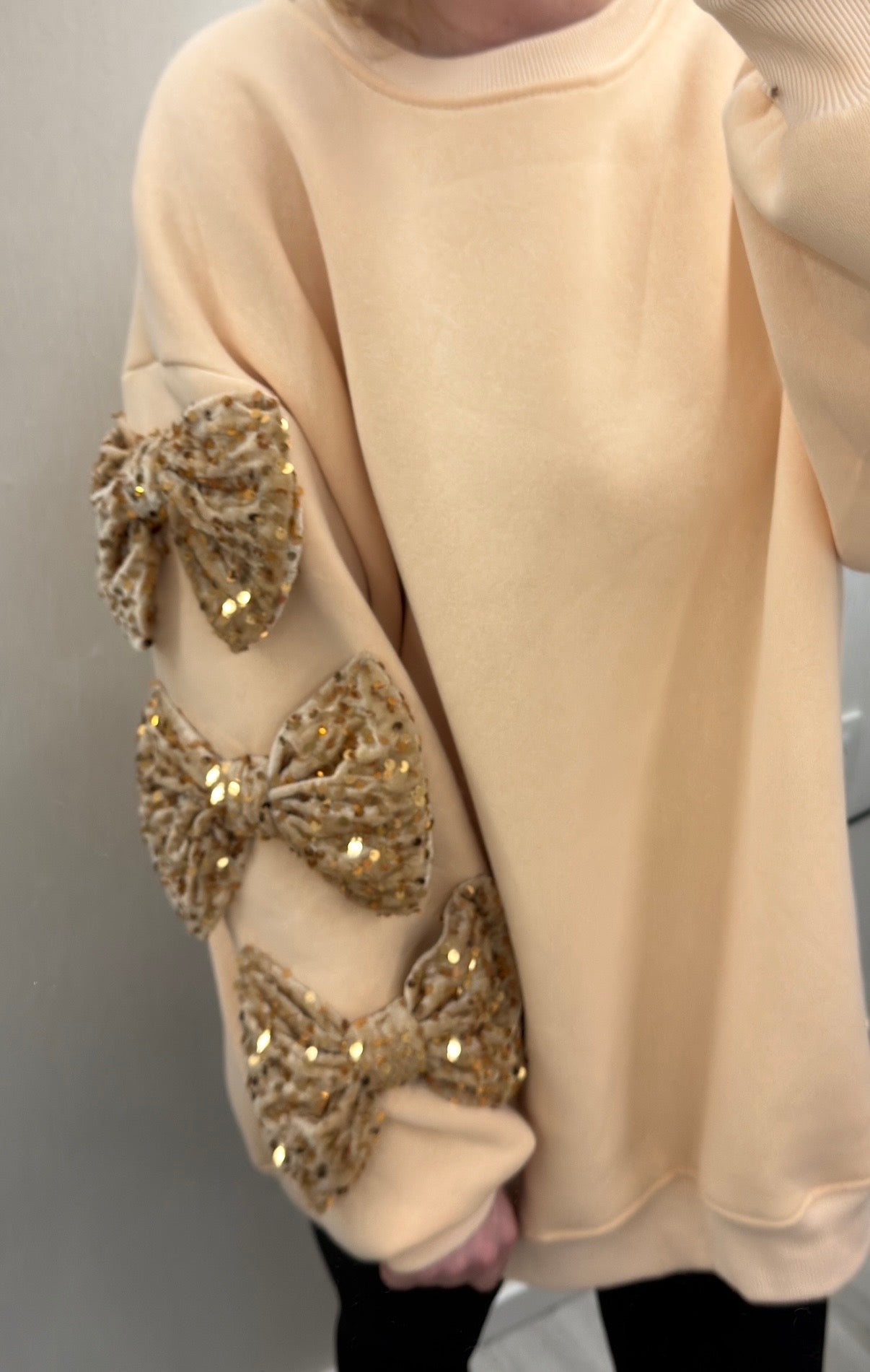 Sweatshirt mit Glitzerschleifen ￼